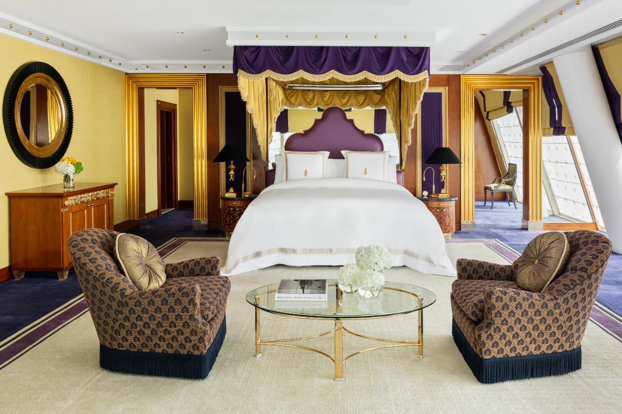 Burj Al Arab Jumeirah Dubai Exterior foto A bedroom in the Royal Suite
