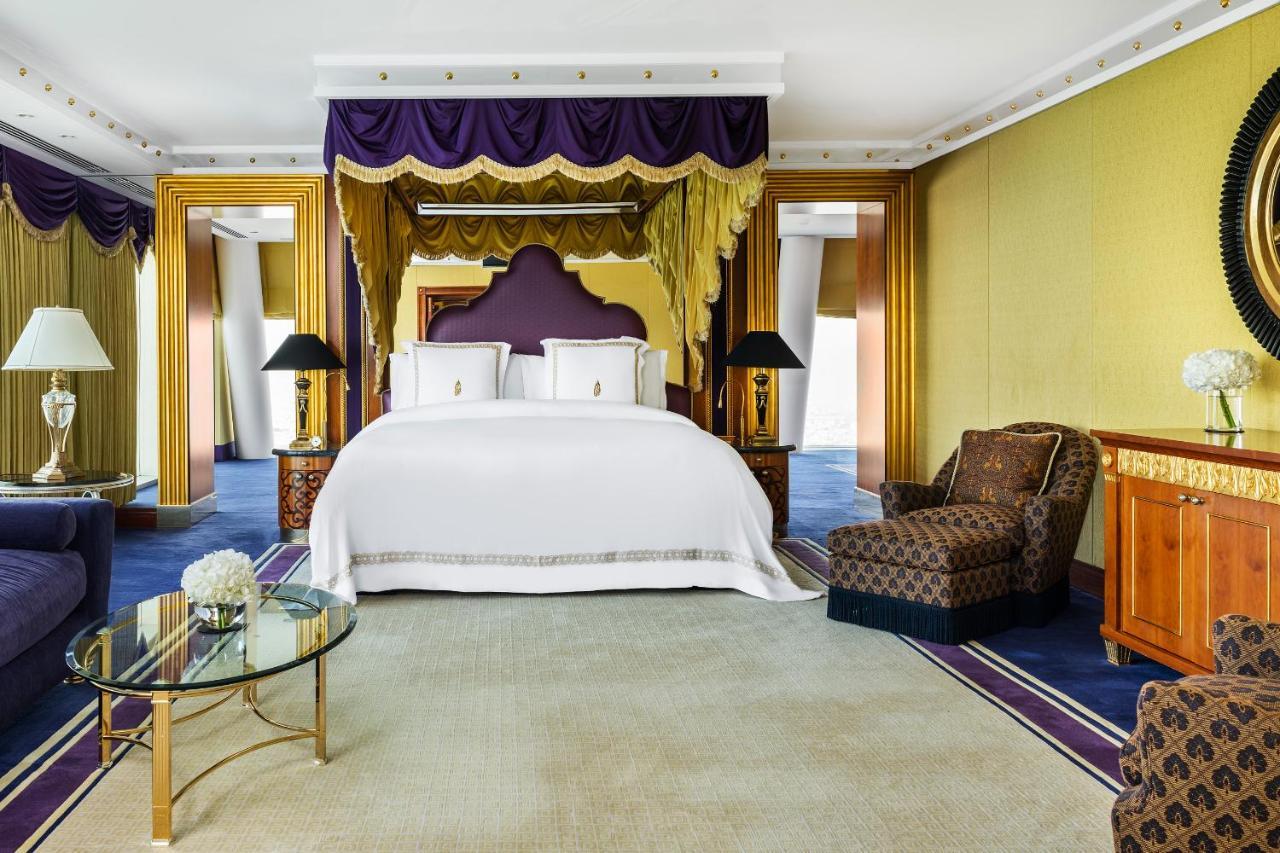 Burj Al Arab Jumeirah Dubai Exterior foto A bedroom at the Four Seasons Hotel, London