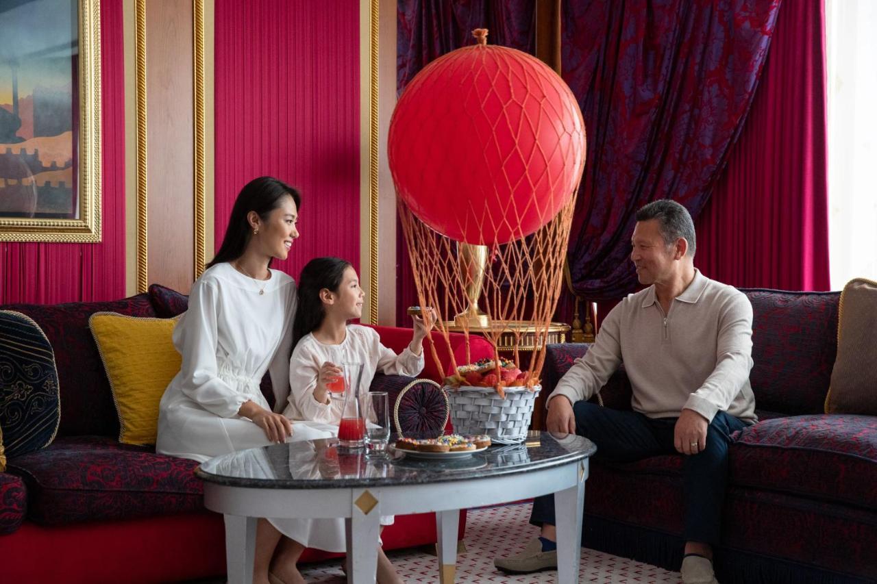 Burj Al Arab Jumeirah Dubai Exterior foto A family at the Mandarin Oriental, Bangkok