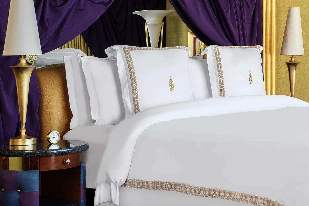 Burj Al Arab Jumeirah Dubai Exterior foto A bed with white sheets
