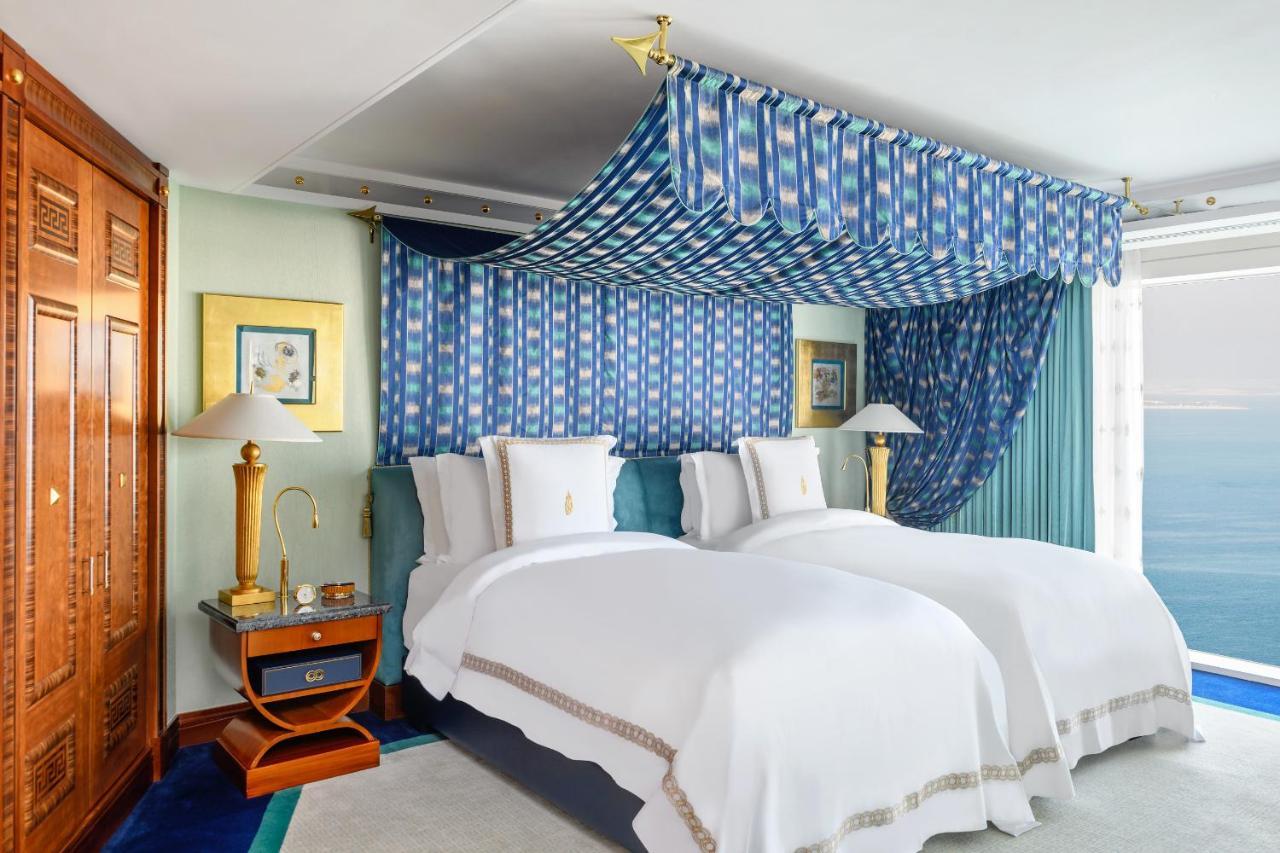 Burj Al Arab Jumeirah Dubai Exterior foto A bedroom at the Atlantis Paradise Island