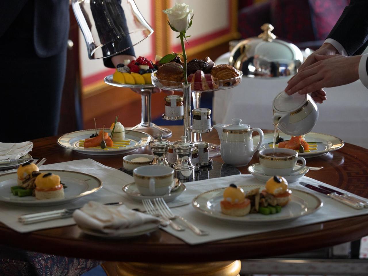 Burj Al Arab Jumeirah Dubai Exterior foto Afternoon tea at the Ritz