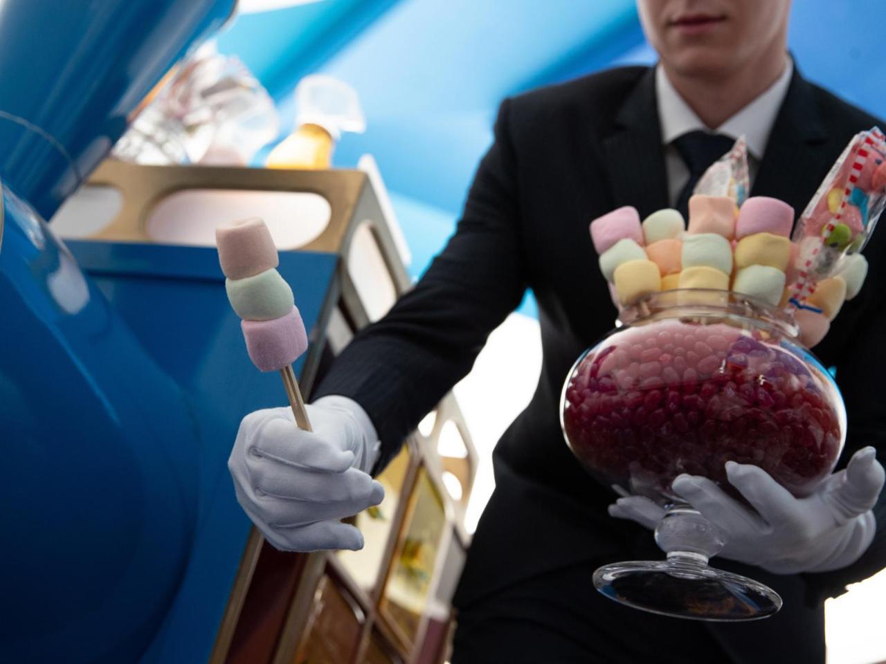 Burj Al Arab Jumeirah Dubai Exterior foto A waiter serving a bubble tea