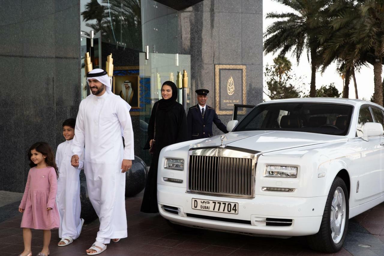 Burj Al Arab Jumeirah Dubai Exterior foto A Rolls-Royce Phantom in Dubai