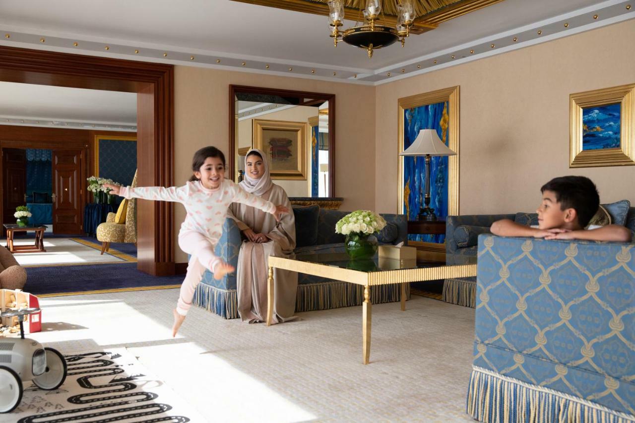 Burj Al Arab Jumeirah Dubai Exterior foto Family in a suite at Jumeirah Atlantis