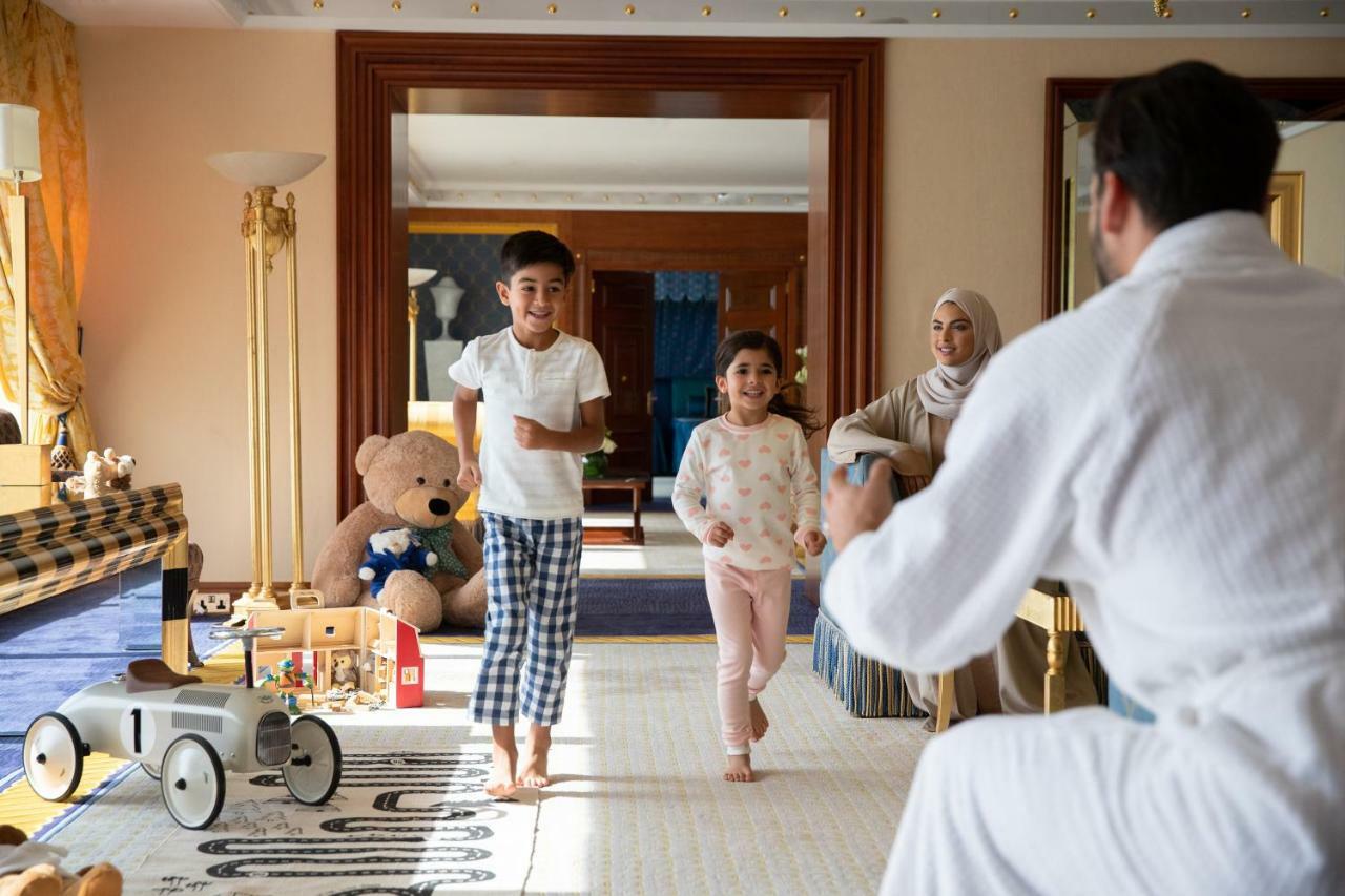 Burj Al Arab Jumeirah Dubai Exterior foto Sheikh Hamzah with his family